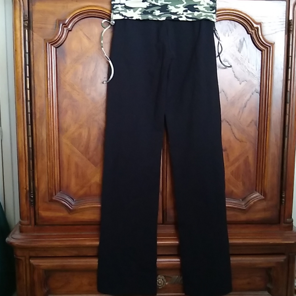 Body Language Yoga Pants Black & Green Camo Large Gem